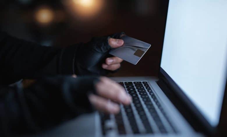 Sahte Kimlik Planı Çökertildi: Belgelerle Dolu Bavul Ele Verdi!