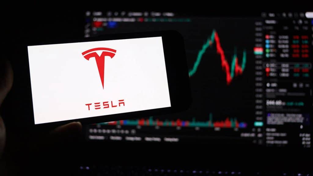 Cathie Wood, Tesla Hissesi İçin Coinbase ve Robinhood'daki Paylarını Sattı!